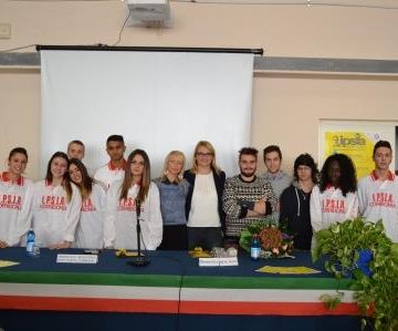 Irene Manzi con gli studenti dell’Ipsia